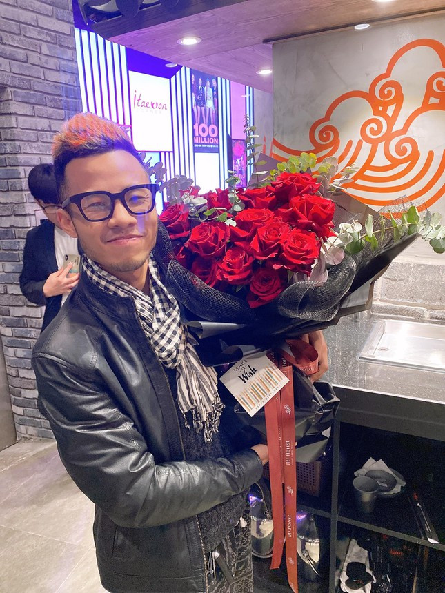 Trong suốt những tháng ngày còn ngồi trên ghế giảng đường, Tuấn Ninh đã tích cực tham gia các sự kiện của các Đài truyền hình, cộng tác cho nhiều tờ báo khác nhau. Theo chia sẻ, anh chàng là cựu phóng viên điều tra của Báo Đời sống và pháp luật, Báo Pháp luật Việt Nam.