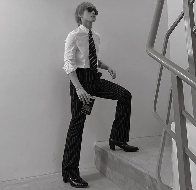 ôi khi, Sơn Tùng rời xa áo oversized hay quần thụng, anh "đốn tim" fan bằng hình ảnh mang đậm tính nghệ sĩ, lịch lãm. Mẫu quần tây sọc có phần ống loe nhẹ của Dries Van Noten là một trong những món đồ giúp nam nghệ sĩ làm được điều này lại hack chân hiệu quả.