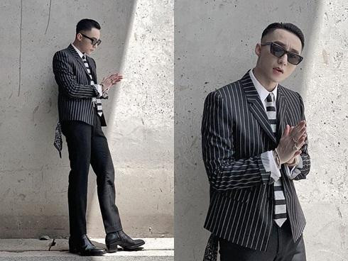 ếu muốn mình thon gọn và cao ráo hơn, bạn nên nói không với trang phục có họa tiết kẻ ngang và hãy chọn sọc dọc như Sơn Tùng. Một chiếc áo vest có phần vạt áo ngắn, không trùm hết mông sẽ giúp chủ nhân trông cao hơn. Ngoài ra, phần tay áo ôm vừa vặn cũng giúp nửa trên cơ thể thanh thoát.