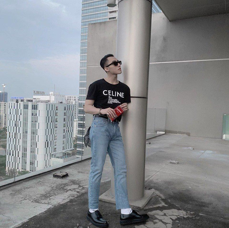 ếu không thích đóng thùng, bạn nên đảm bảo chiều dài của vạt áo tới thắt lưng tối đa là 5 cm. Hơn nữa, Sơn Tùng M-TP còn thể hiện sự tinh tế của mình thông qua việc chọn thắt lưng. Những chiếc thắt lưng cỡ lớn có thể chia cơ thể người diện thành 2 phần. Bởi vậy, anh thường lăng xê mẫu bản nhỏ đến từ Saint Laurent, có giá khoảng 300-400 USD để giúp mình trông cao hơn.