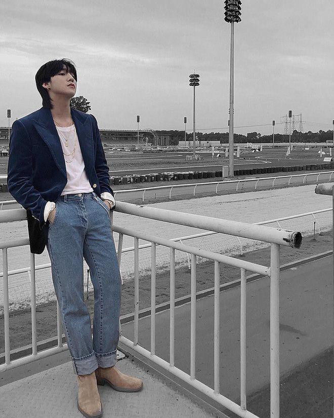 ễ thấy, bỏ áo trong quần cũng là quy tắc "hack" dáng thường được nam ca sĩ áp dụng.