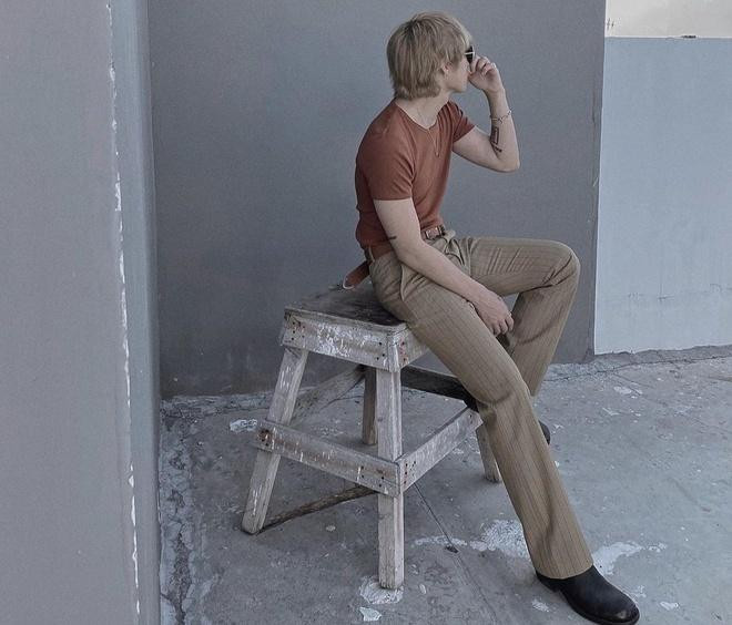 goài tông đen, nam ca sĩ quê Thái Bình cũng "tậu" chiếc quần có dáng tương tự màu sáng để tạo cảm giác phóng khoáng và thoải mái hơn. Ngoài ra, boots mũi nhọn cũng là sự kết hợp hoàn hảo để tôn dáng. 