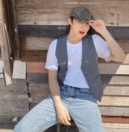 Vậy nhưng, dù chiều cao 1m66 hay hơn 1m70 cũng không quan trọng. Sơn Tùng vẫn giành được tình cảm của người hâm mộ bởi tài năng của mình. Đặc biệt, gu thời trang của anh giờ đây ngày một thăng hạng, không chỉ ngầu mà còn "hack dáng" cực hiệu quả.