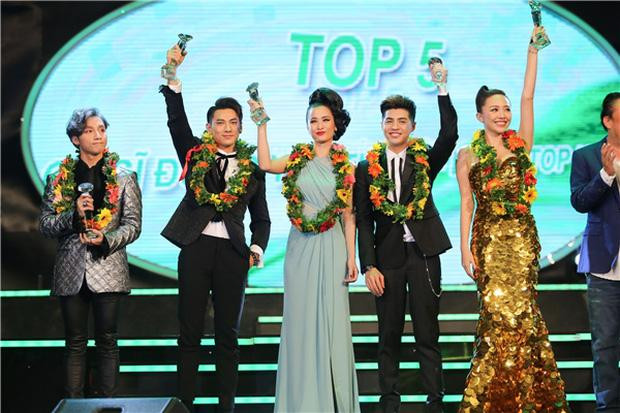 uy nhiên, sau nhiều loạt hình cạnh các đồng nghiệp, có thể thấy Sơn Tùng chỉ cao khoảng 1m66 - 1m68.