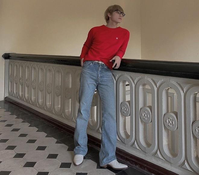 ếu quần jeans cạp cao, ống loe đang "làm mưa làm gió" trong hội chị em, Sơn Tùng M-TP cũng biết cách làm mình trở nên nổi bật nhưng vẫn giữ được độ nam tính. Anh khéo léo sơ vin một phần của chiếc áo CÉLINE vào quần và đi đôi boots ton-sur-ton với giày, thắt lưng nhằm tạo cảm giác chân dài hơn. Bên cạnh đó, nguyên tắc bạn có thể học hỏi là đừng quá ham màu sắc. Bạn chỉ nên chọn một món đồ có màu nổi để tạo điểm nhấn thay vì tự biến mình thành tắc kè hoa.