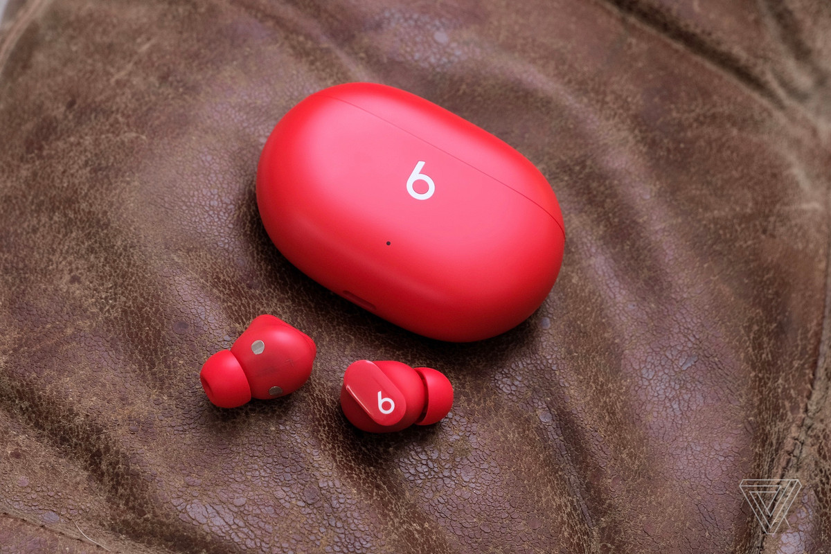 Beats Studio Buds gồm 3 màu trắng, đen và đỏ. Giá bán của thiết bị là 150 USD, rẻ hơn 100 USD so với AirPods Pro nhưng hỗ trợ chống ồn chủ động, điểm trừ là thiếu vắng một số tính năng kết nối thông minh. Ảnh: The Verge.