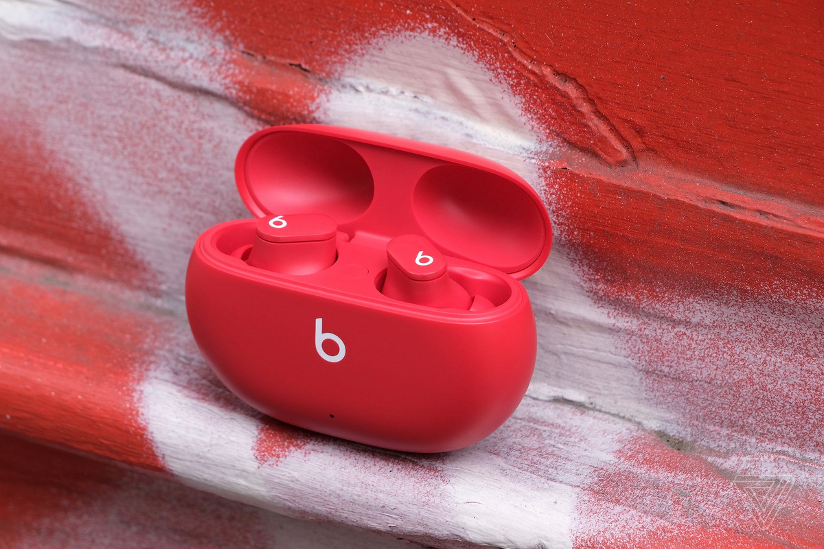 Beats Studio Buds hỗ trơ tìm kiếm qua ứng dụng Find My của Apple trên iOS, hoặc Find My Device trên Android. Do không trang bị chip U1, tai nghe chỉ có thể gửi vị trí thông qua kết nối Bluetooth gần nhất. Ảnh: The Verge.