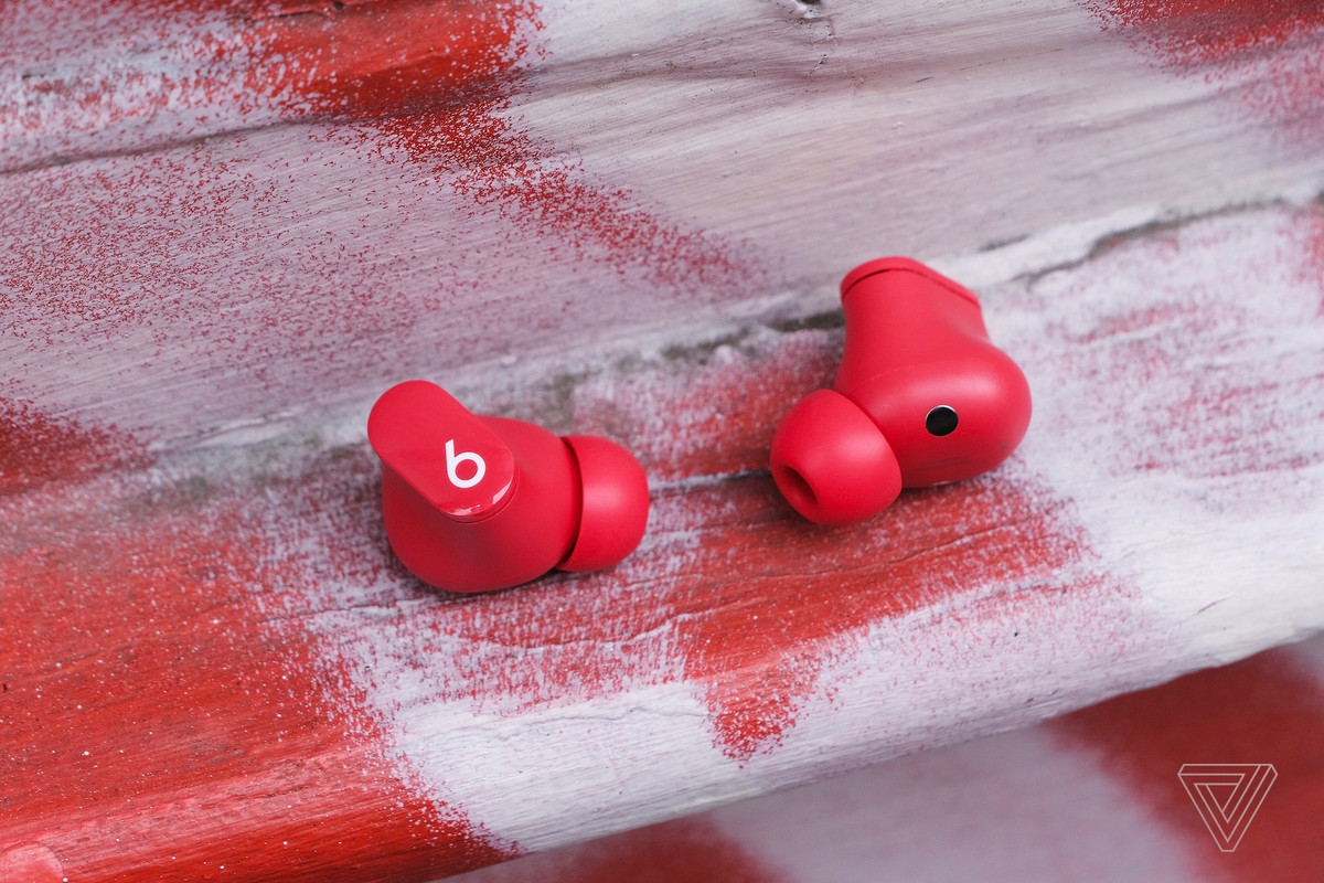 Tuy không có thân nhô ra như AirPods Pro, người dùng vẫn có thể điều khiển Beats Studio Buds qua nút vật lý hình chữ “b” ở đầu 2 củ tai. Nhấn một lần vào nút này để phát/tạm dừng nhạc, nhấn 2 lần để qua bài kế tiếp, 3 lần để phát lại/trở về bài trước, hoặc nhấn giữ để điều chỉnh chế độ chống ồn chủ động. Ảnh: The Verge.