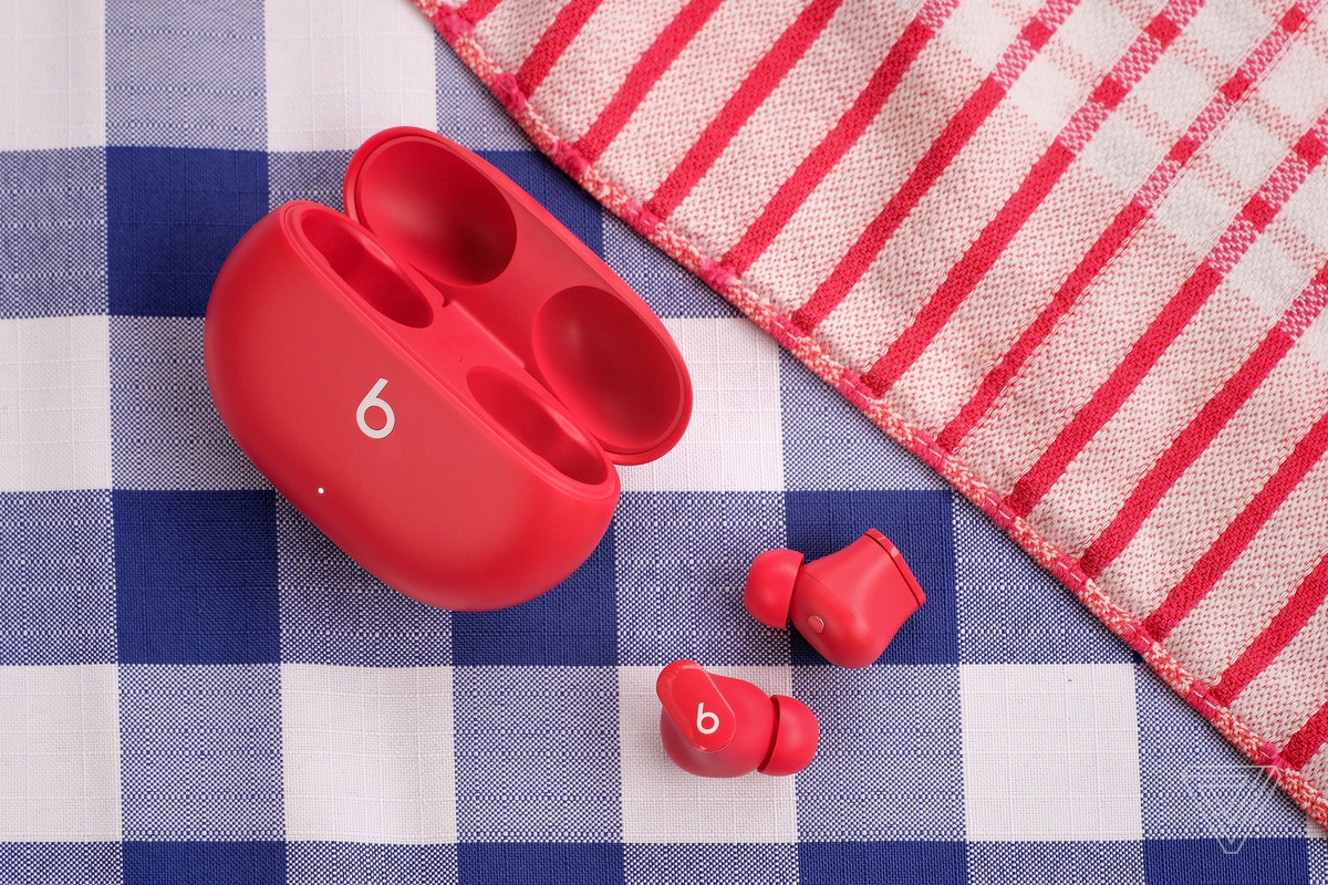 Tai nghe mới nhất của Apple trang bị tổng cộng 6 micro, gồm một micro chuyên gọi điện trên mỗi củ tai, bên cạnh các micro thu, lọc âm cho tính năng chống ồn và tăng cường giọng nói từ môi trường. Tùy chế độ đang bật, các micro sẽ được sử dụng linh động. Ảnh: The Verge.