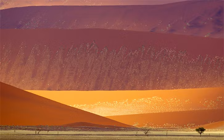 Công viên quốc gia Namib-Naukluft ở Namibia trải rộng trên một phần của sa mạc Namib và dãi núi Naukluft. Với tổng diện tích 49,768 km², Namib-Naukluft là một vườn quốc gia lớn nhất châu Phi và lớn thứ 4 trên thế giới.