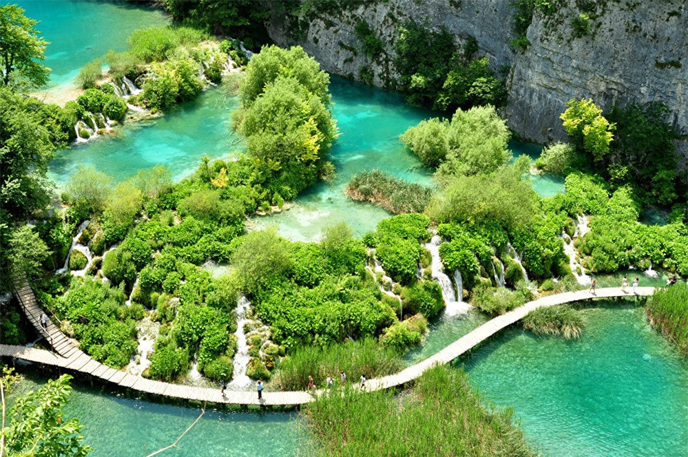 Vườn quốc gia hồ Plitvice, thuộc hạt Lika-Senj và hạt Karlovac, miền trung Croatia. Đây là vườn quốc gia lâu đời nhất ở khu vực Đông Nam châu Âu và cũng là vườn quốc gia lớn nhất tại Croatia.
