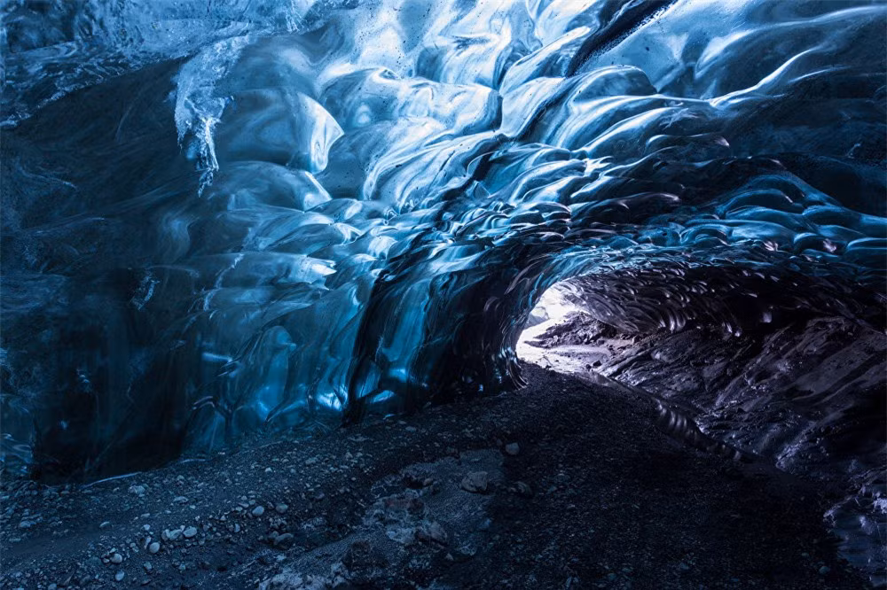 Vườn quốc gia Vatnajökull Glacier, Iceland là nơi có cảnh quan tuyệt đẹp với những đỉnh núi quanh năm tuyết phủ, hững dòng sông băng và núi hồ lửa.