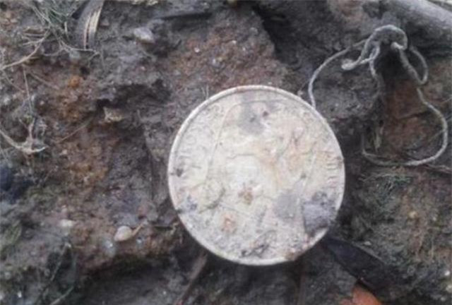 Dọn dẹp ao cá, thứ tìm được dưới đáy ao khiến người phụ nữ mất bình tĩnh - Hình 2 Don dep ao ca, thu tim duoc duoi day ao khien nguoi phu nu mat binh tinh-Hinh-2