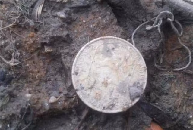 Don dep ao ca, thu tim duoc duoi day ao khien nguoi phu nu mat binh tinh-Hinh-2