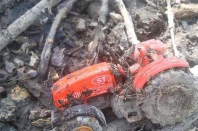 Dọn dẹp ao cá, thứ tìm được dưới đáy ao khiến người phụ nữ mất bình tĩnh Don dep ao ca, thu tim duoc duoi day ao khien nguoi phu nu mat binh tinh