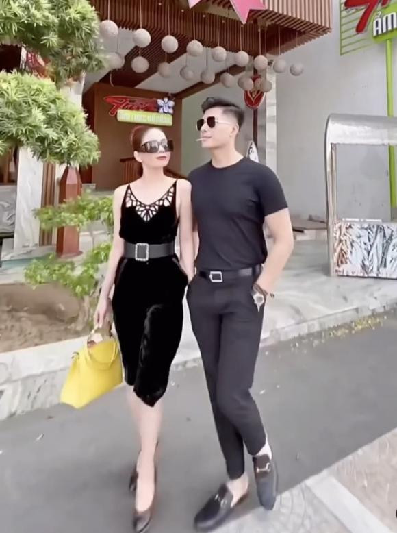 Hành động khó hiểu của Lệ Quyên và Lâm Bảo Châu khi dạo phố Hanh dong kho hieu cua Le Quyen va Lam Bao Chau khi dao pho