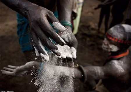 Bộ tộc uống sữa trộn máu bò để "vỗ béo" ảnh 5