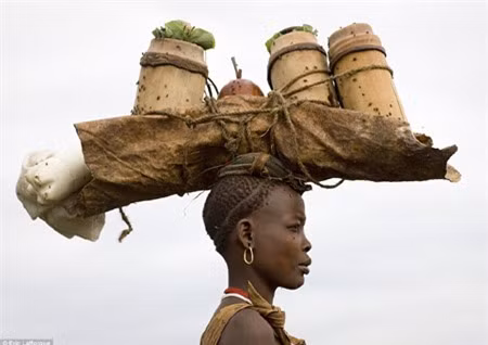 Bộ tộc uống sữa trộn máu bò để "vỗ béo" ảnh 4