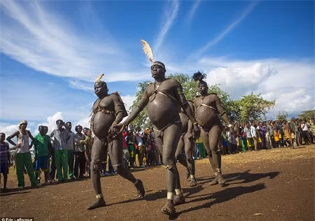 Bộ tộc uống sữa trộn máu bò để "vỗ béo" ảnh 3