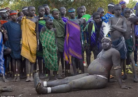 Bộ tộc uống sữa trộn máu bò để "vỗ béo" ảnh 1