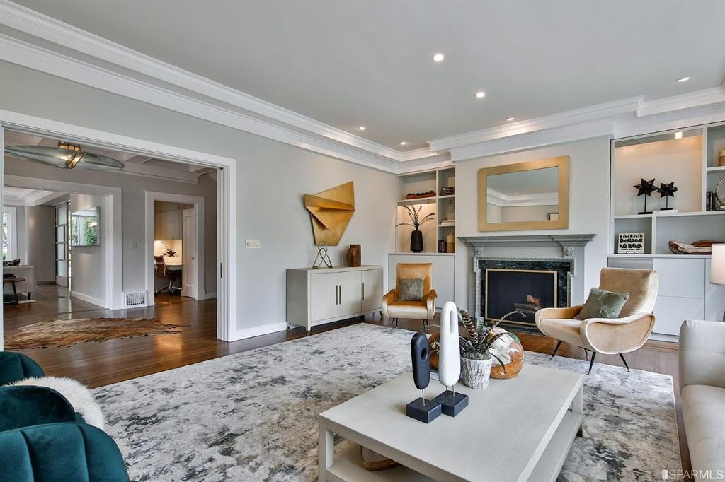 Nhiều không gian sinh hoạt bên trong ngôi nhà được lát gỗ sồi cứng. Phòng khách thoáng đãng, được bài trí với những nội thất sang trọng.