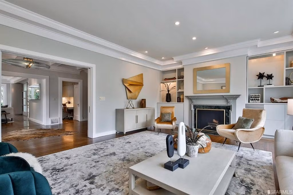 Nhiều không gian sinh hoạt bên trong ngôi nhà được lát gỗ sồi cứng. Phòng khách thoáng đãng, được bài trí với những nội thất sang trọng.