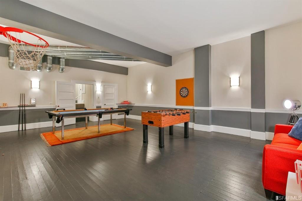 Không gian giải trí rộng lớn với nhiều trò chơi thú vị.