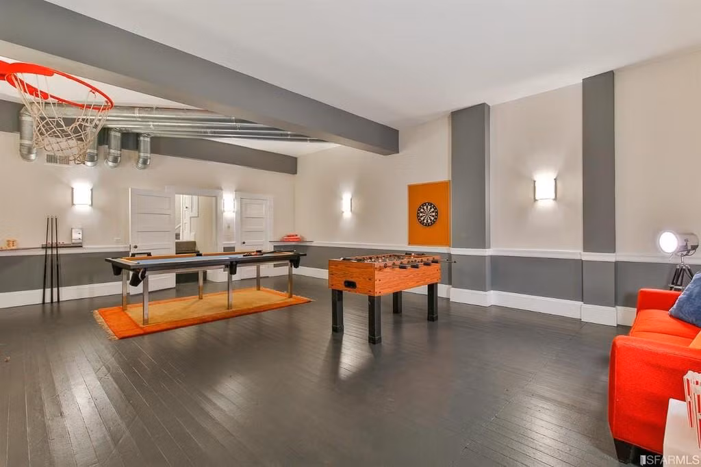 Không gian giải trí rộng lớn với nhiều trò chơi thú vị.