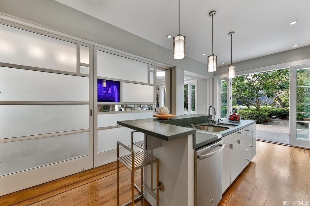 Nhà bếp rộng lớn mang phong cách hiện đại, cởi mở.