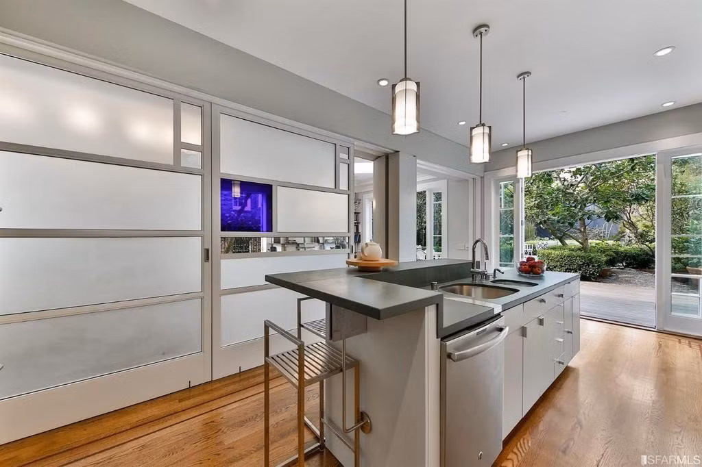 Nhà bếp rộng lớn mang phong cách hiện đại, cởi mở.