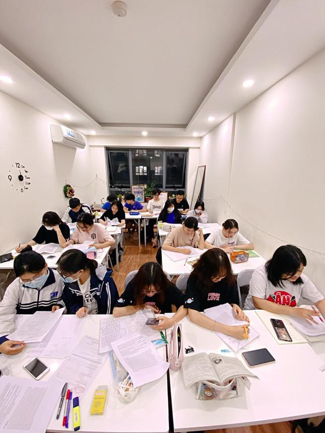 MC/ BTV tro thanh giao vien on luyen Van Dai hoc noi tieng tren mang-Hinh-6