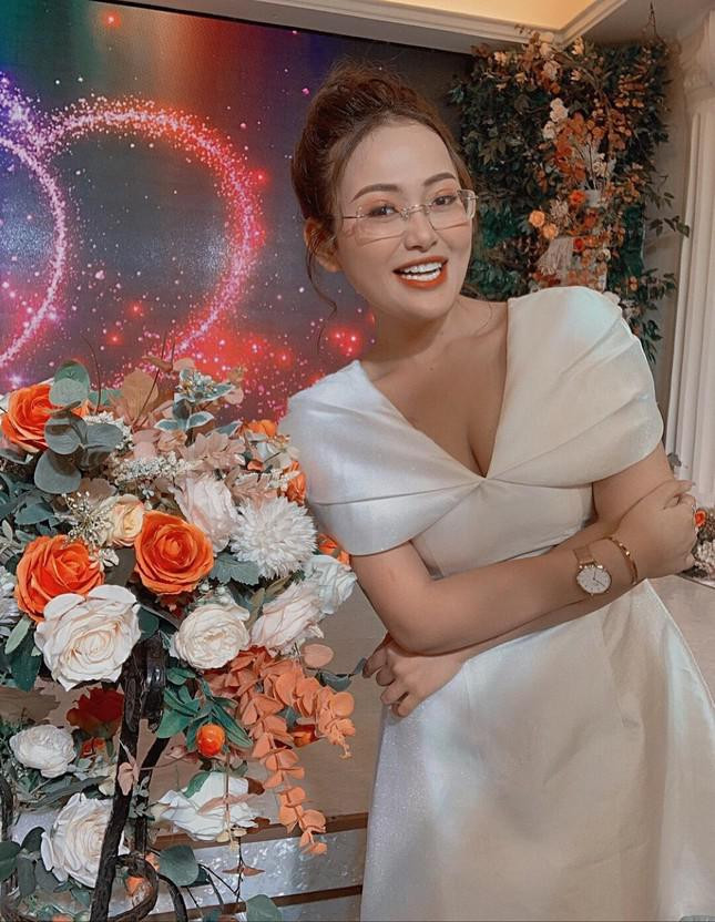 MC/ BTV tro thanh giao vien on luyen Van Dai hoc noi tieng tren mang-Hinh-3