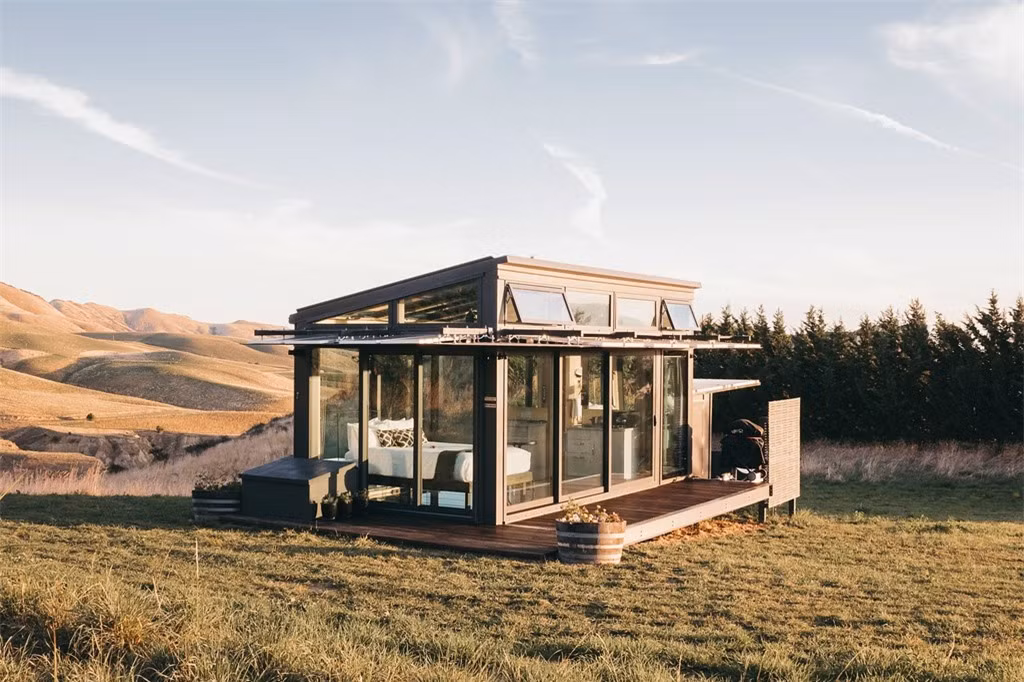 PurePods (New Zealand): Ngôi nhà nghỉ dưỡng độc đáo này nằm phía đảo Nam của New Zealand. Mặt tiền 6 phòng đều được làm hoàn toàn bằng kính, mang lại tầm nhìn toàn cảnh ra thiên nhiên. Du khách sẽ phải đi bộ qua nhiều khu bụi rậm nếu muốn tới được các căn "Pod". Chiêm ngưỡng bầu trời đầy sao ngay trong chính căn phòng của mình sẽ là trải nghiệm tuyệt vời khi bạn đến đây.