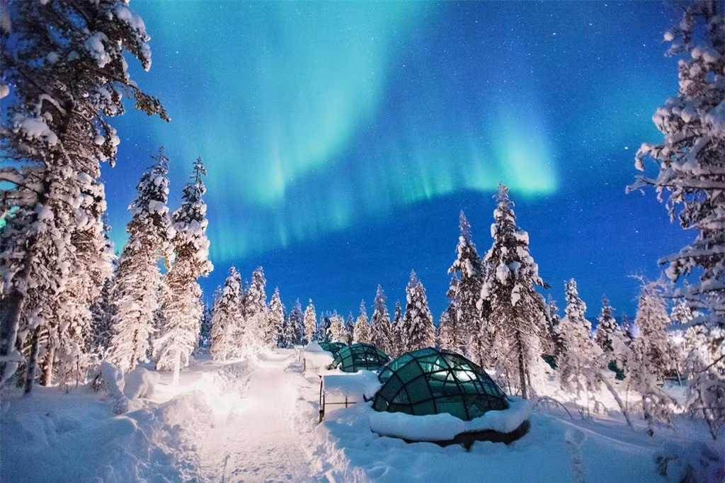 Kakslauttanen Arctic Resort (Phần Lan): Các "lều tuyết" tại đây đều làm từ kính trong suốt và có khả năng giữ nhiệt cao. Bên trong mỗi phòng trang bị giường ngủ lớn, di chuyển tự động để giúp bạn dễ dàng quan sát hiện tượng cực quang lộng lẫy. Ban ngày, du khách sẽ trải nghiệm dịch vụ xông hơi khô, thưởng thức các sản phẩm của nhà máy bia hoặc tham gia trượt tuyết ngay gần đó.