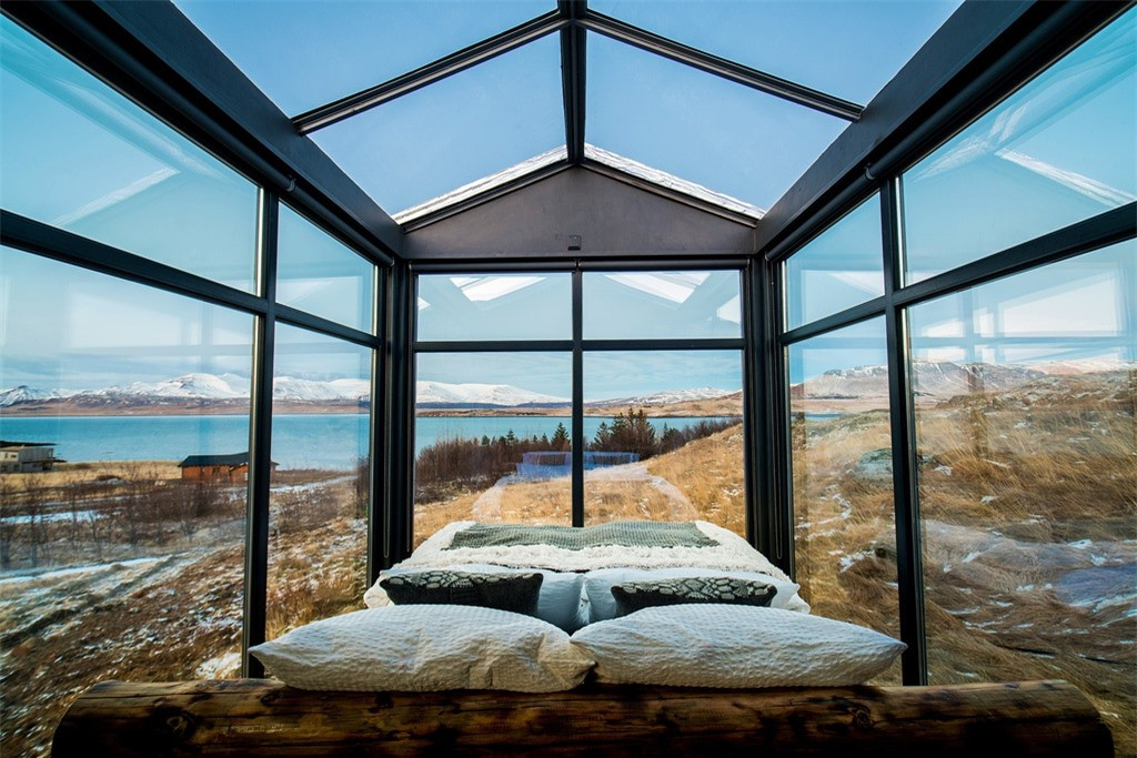 Panorama Glass Lodge (Iceland): Nơi đây sở hữu 3 phòng cabin nằm giữa vùng phía Tây và Nam Iceland. Địa điểm cách thành phố Reykjavik chưa đầy 2 tiếng, tầm nhìn hướng ra khung cảnh vịnh và núi lửa hùng vĩ. Bạn sẽ có cơ hội thư giãn trong bồn tắm nước nóng và ngắm nhìn bầu trời đêm qua lớp kính trong suốt khi ngủ tại khách sạn này. 