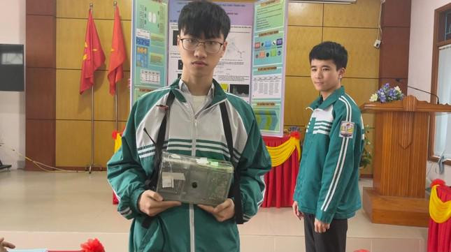 Doi ban than sang tao thiet bi chi dan duong cho nguoi khiem thi