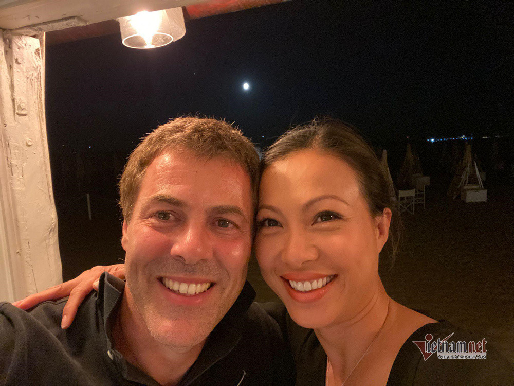 Hoa hau Ngo My Uyen lay chong giao su Italy gio ra sao?-Hinh-2