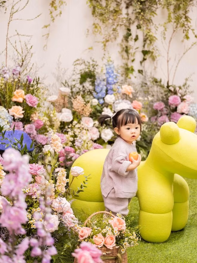 Dam Thu Trang xa kho loat anh cua con gai voi bieu cam cung xiu-Hinh-2