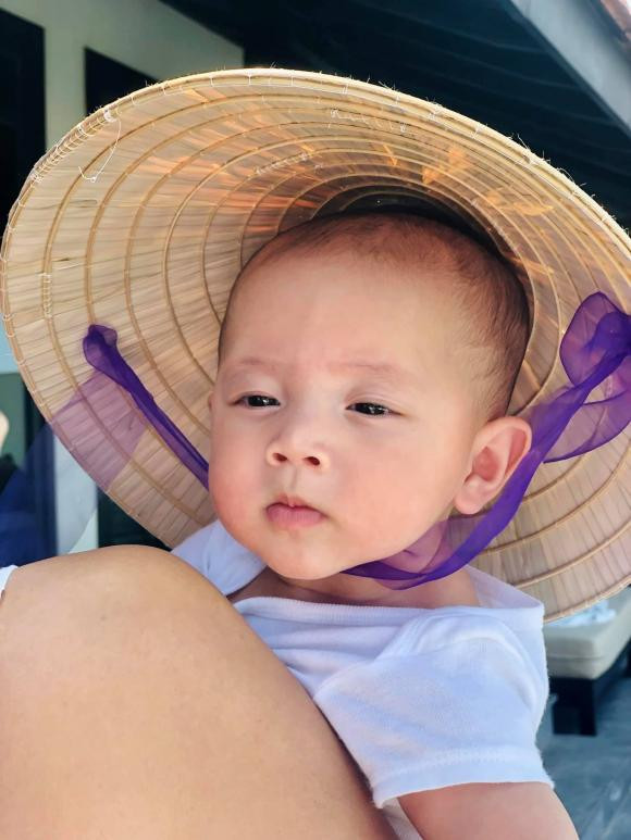 Biểu cảm của cặp song sinh nhà Hà Hồ khi đội nón lá - Hình 2 Bieu cam cua cap song sinh nha Ha Ho khi doi non la-Hinh-2