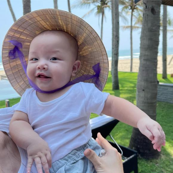 Biểu cảm của cặp song sinh nhà Hà Hồ khi đội nón lá Bieu cam cua cap song sinh nha Ha Ho khi doi non la