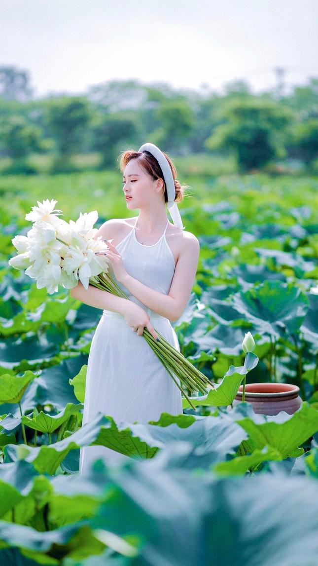 Ve dep yeu kieu cua nu sinh truong Dai hoc Kinh te tai nang-Hinh-2