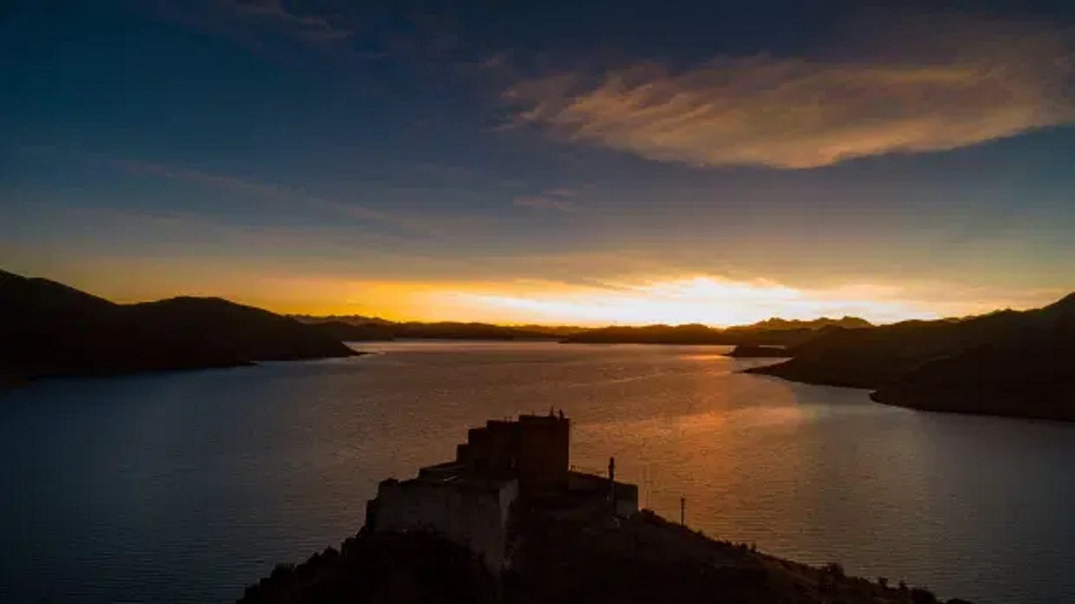 Duy nhất một con đường nối đền thờ này với đất liền. Đó là cách ẩn dụ cho "con đường đơn độc" - hành trình mà nhà sư Ahwang Pincuo phải trải qua khi ở đây.