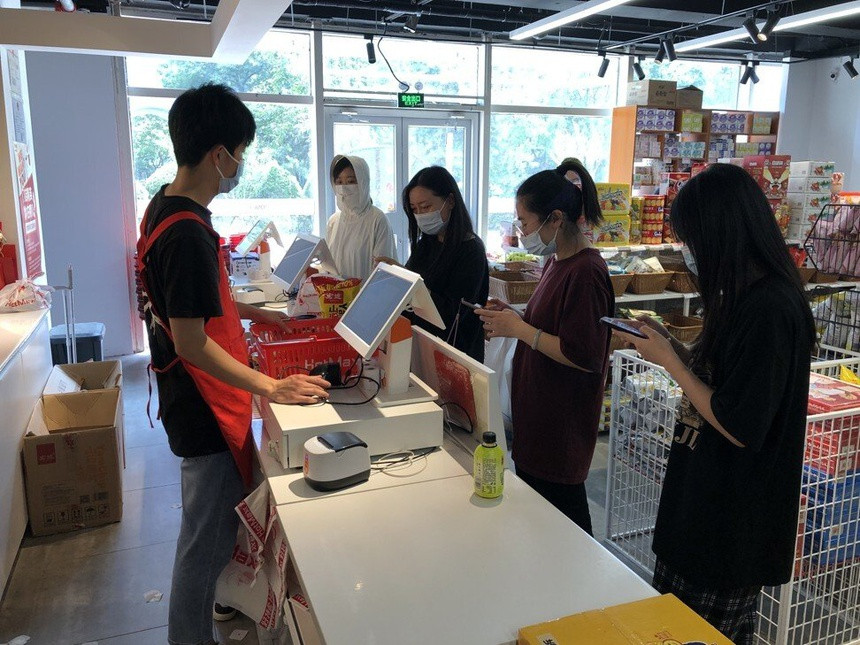 Gioi tre Trung Quoc do xo mua thuc pham sap het han dung-Hinh-2