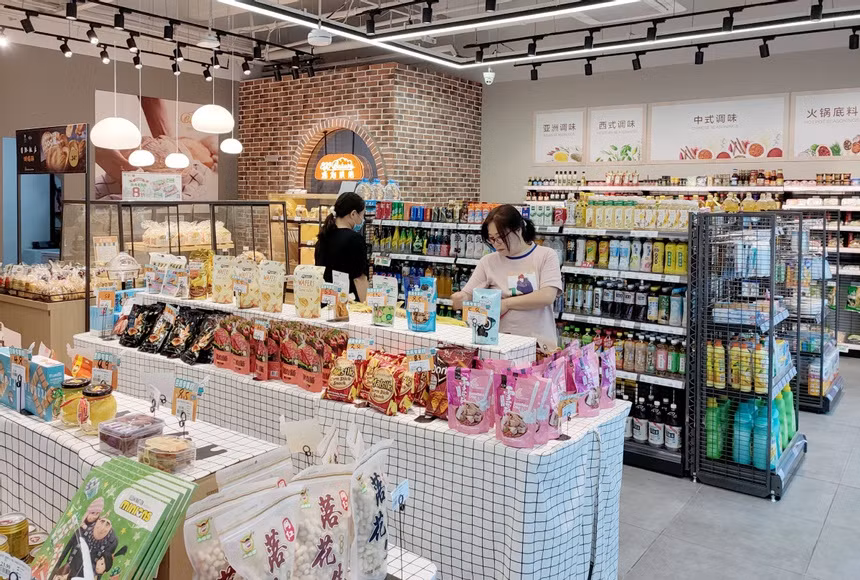 Gioi tre Trung Quoc do xo mua thuc pham sap het han dung