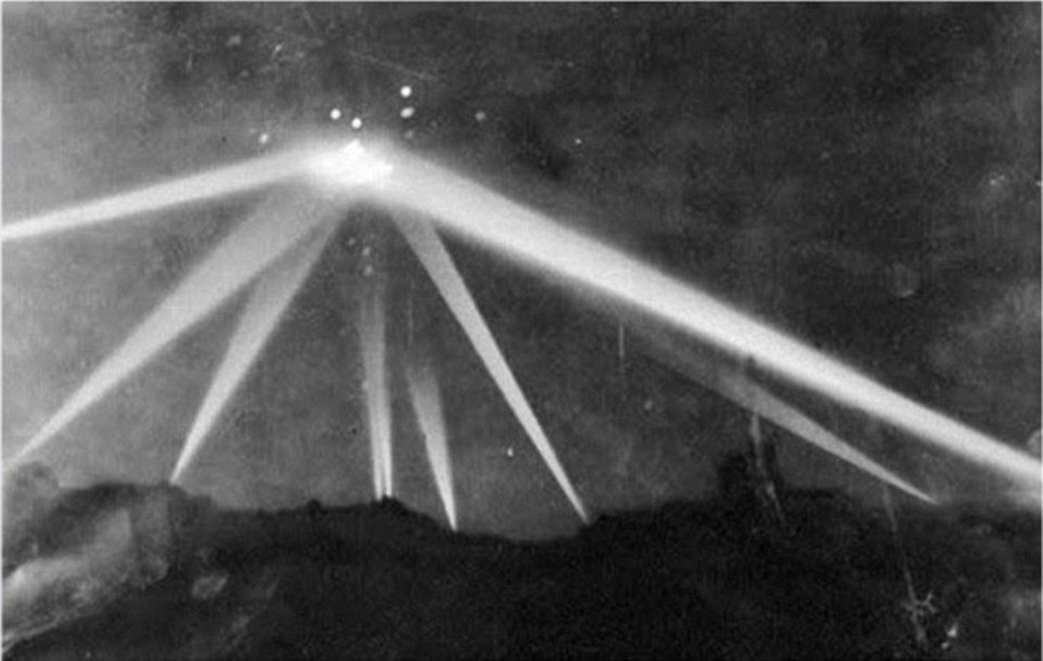 Các ánh đèn tập trung vào một đối tượng bay không xác định trên bầu trời Los Angeles (Mỹ) vào ngày 25/2/1942.