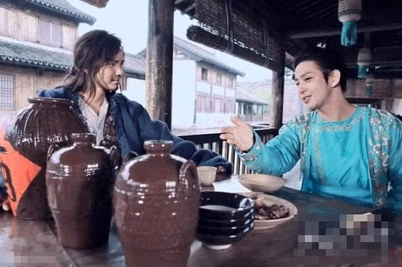 Nguoi xua an com xong dat mot dong bac len ban roi bo di?-Hinh-5