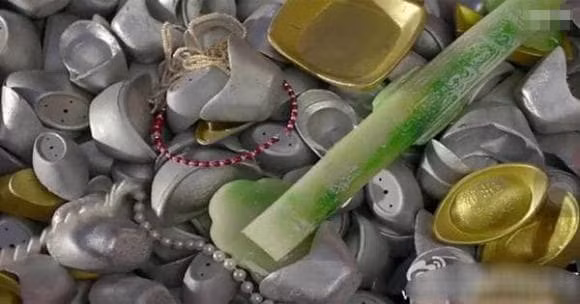 Nguoi xua an com xong dat mot dong bac len ban roi bo di?-Hinh-4