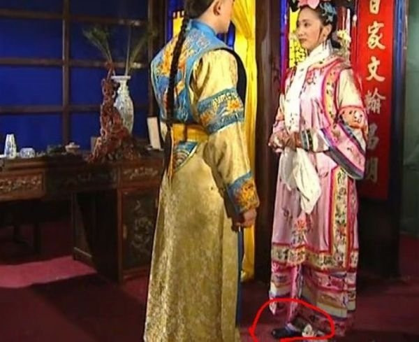 Diễn viên mang đôi giày da hiện đại trong phim cổ trang.