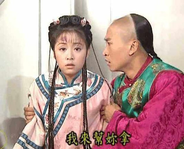 Khi tỉnh dậy áo vẫn màu hồng nhưng họa tiết khác hẳn.