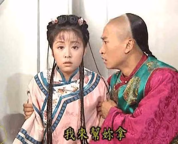 Khi tỉnh dậy áo vẫn màu hồng nhưng họa tiết khác hẳn.